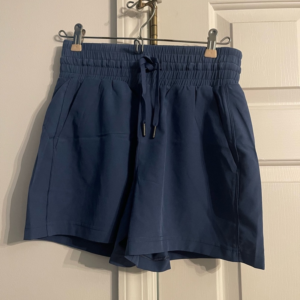 SPANX On the Move 4” Shorts / Size XS / NWT!